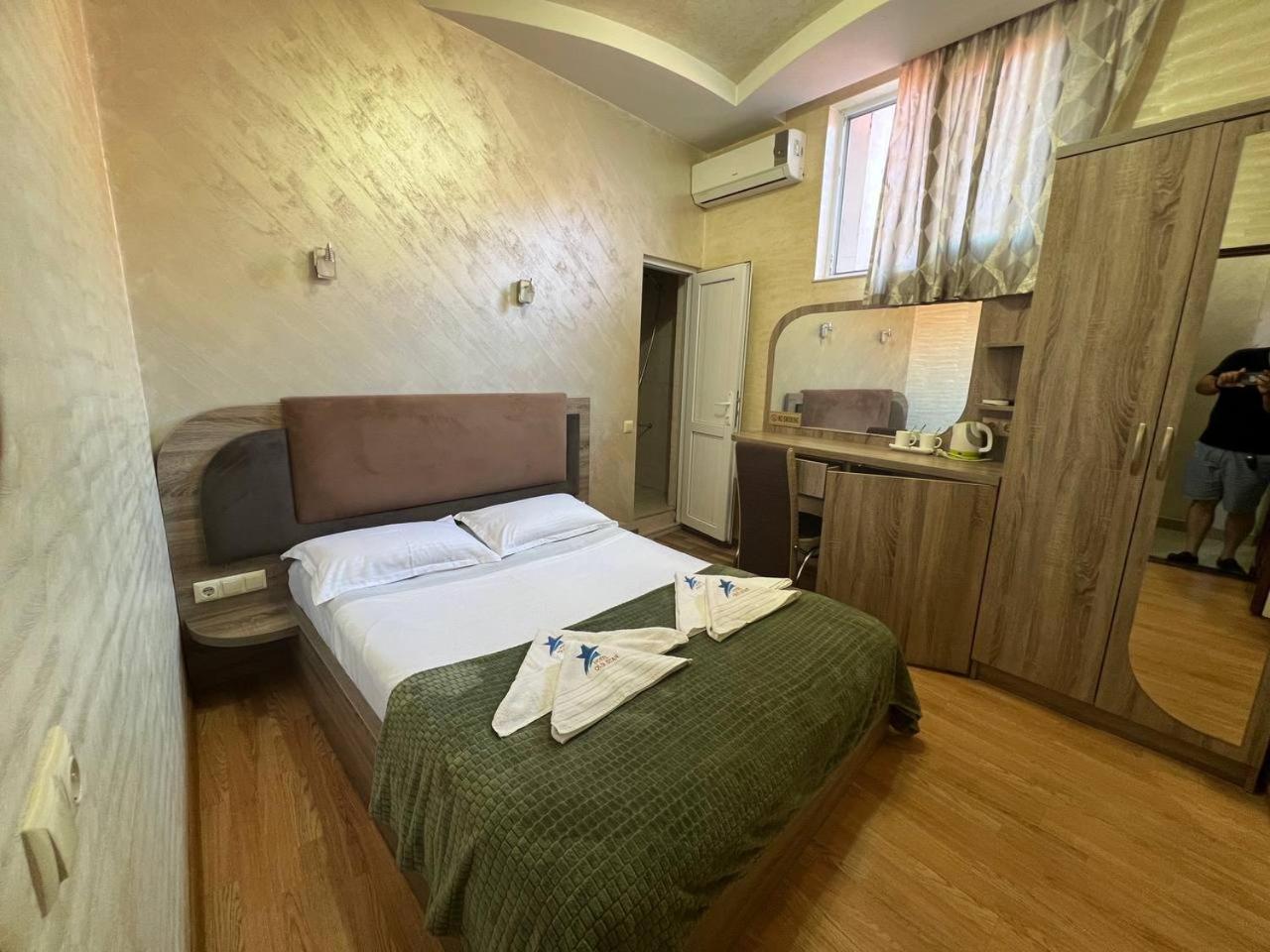 Hotel Old Star Batoemi Buitenkant foto