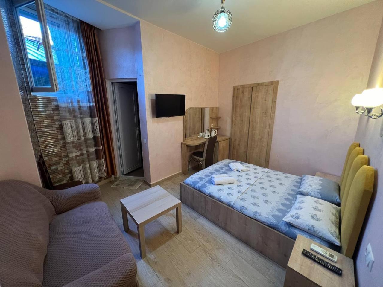 Hotel Old Star Batoemi Buitenkant foto